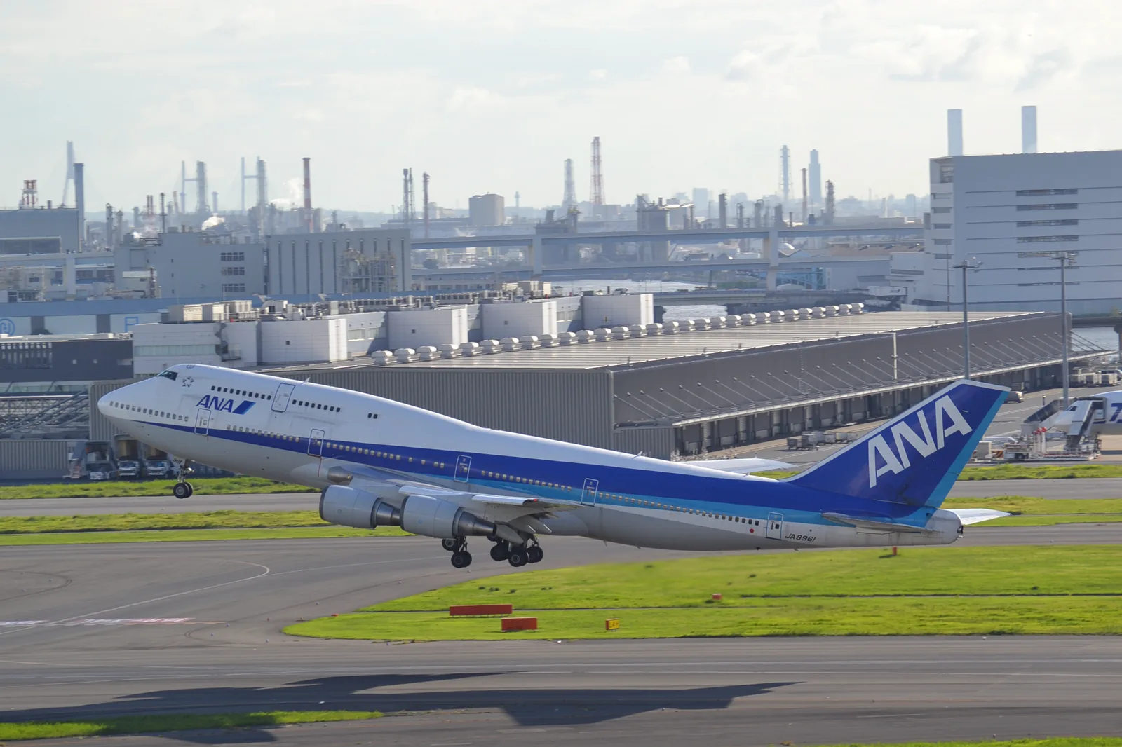 ANA Boeing 747 JA8961 lifting off from Tokyo Haneda Airport